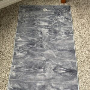 Manduka Yogitoes Gray Tie-Dye Yoga Towel